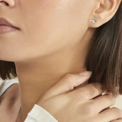 Boucles D'oreilles Puces Bridie Argent Blanc Pierre De Synthese