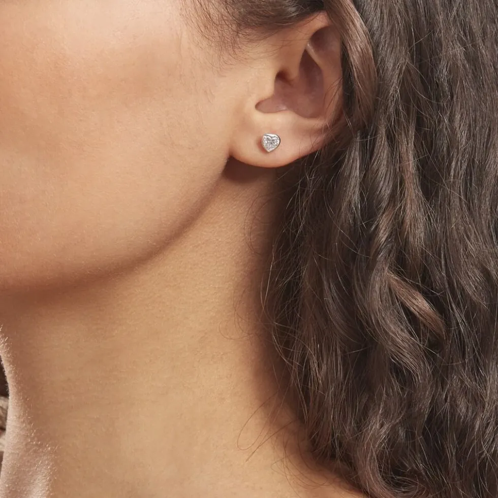 Boucles D'oreilles Puces Coeur Serti Clos Or Blanc Oxyde De Zirconium