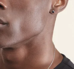 Boucles D'oreilles Puces Edy Serti Clos Or Blanc Saphir