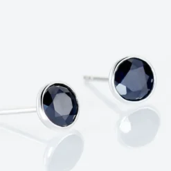Boucles D'oreilles Puces Edy Serti Clos Or Blanc Saphir