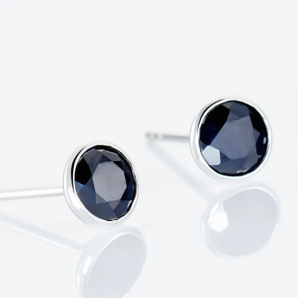 Boucles D'oreilles Puces Edy Serti Clos Or Blanc Saphir