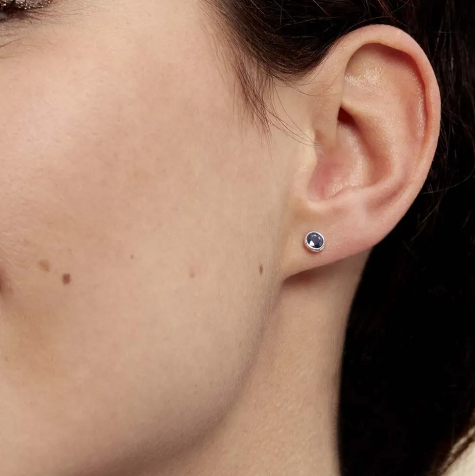 Boucles D'oreilles Puces Edy Serti Clos Or Blanc Saphir