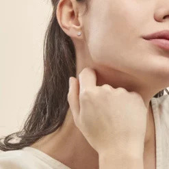 Boucles D'oreilles Puces Eleanor Fleur Or Blanc Oxyde De Zirconium